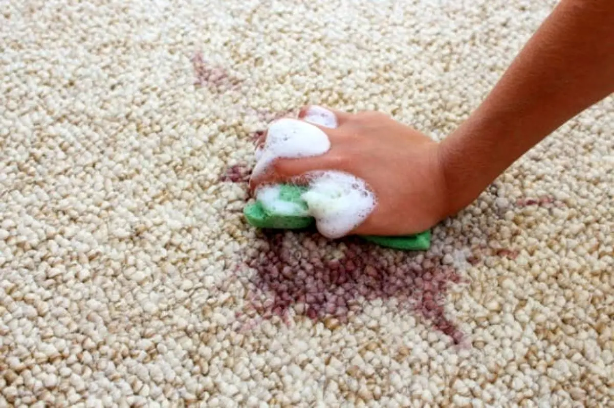 بهترین روش‌های تمیز کردن لکه آبمیوه از روی فرش و قالی