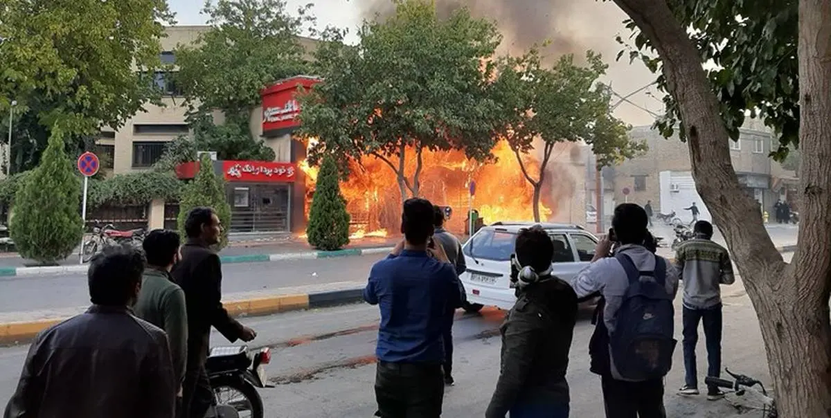 نخستین ویدئو از تخریب و آتش زدن اموال عمومی دیشب در تهران توسط صورت پوشیده‌ها + فیلم
