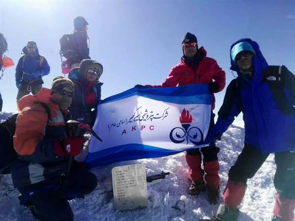 فتح قله 3هزار متری آرارات توسط تیم کوهنوردی پتروشیمی امیرکبیر
