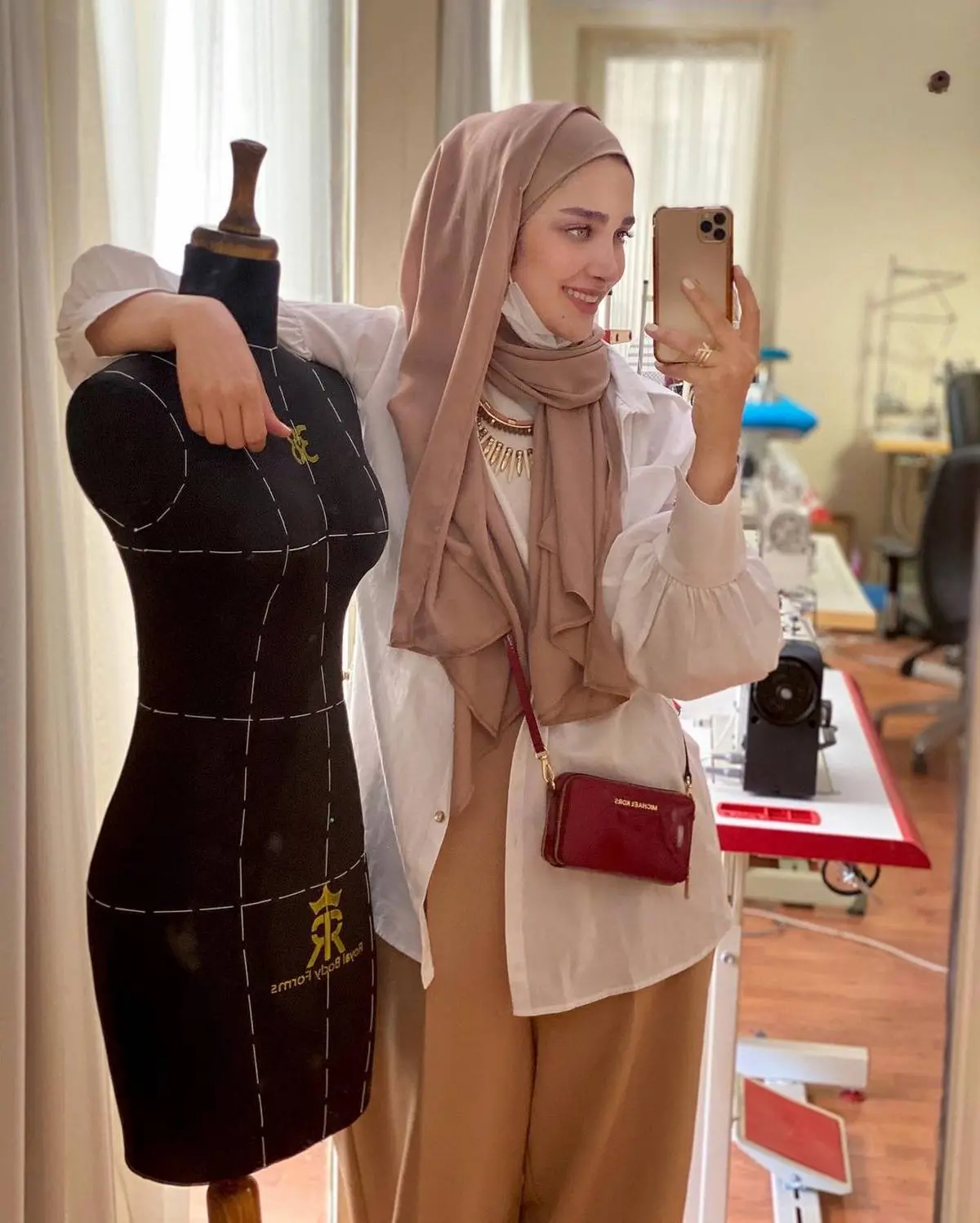 آناشید حسینی صاحب برند لباس عروس هیبا کیست؟