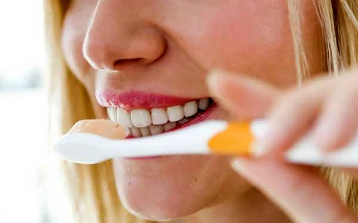 ساده ترین روش ها برای سفید کردن دندان در خانه | دیگر نگران زرد شدن دندان هایتان نباشید