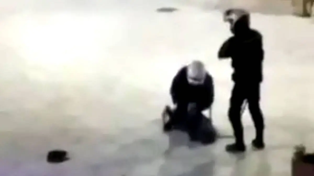 ضرب و شتم شدید پلیس با دختر جوان در خیابان جنجالی شد + ویدئو