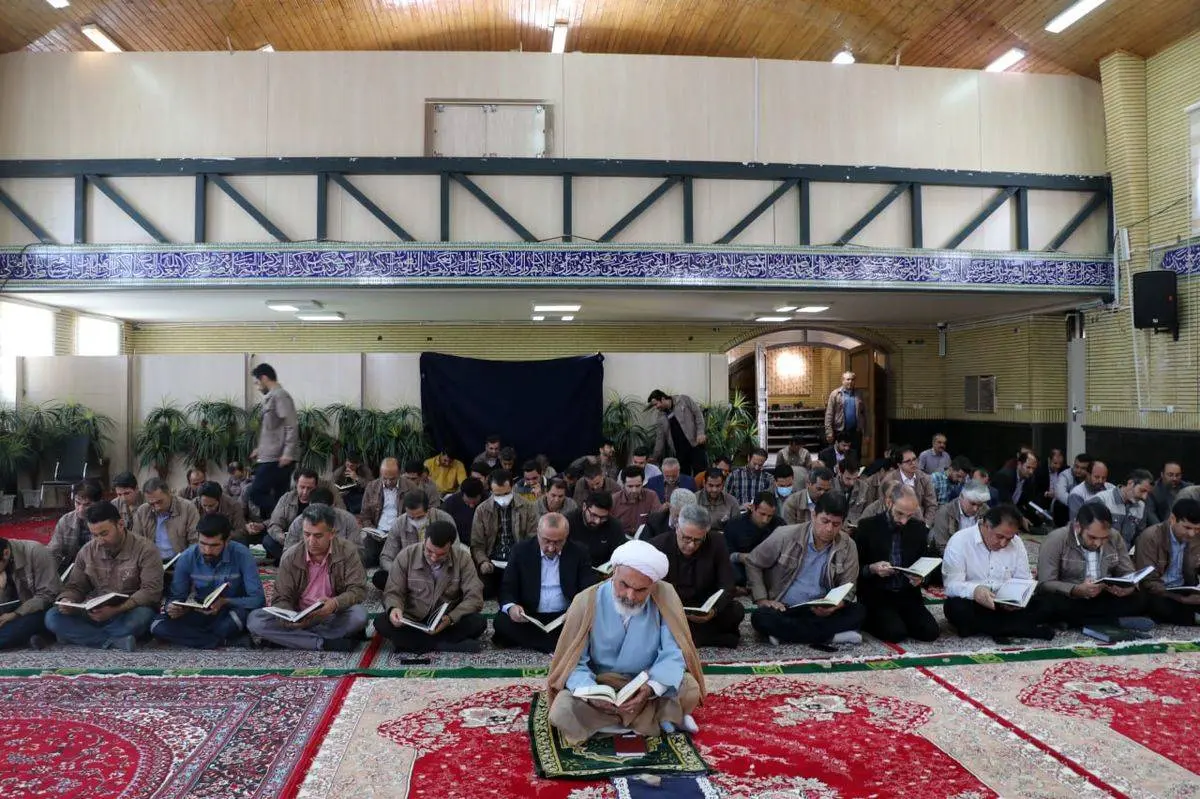 حضور پیرحسینلو مدیر عامل شرکت آلومینای ایران در نماز جماعت این شرکت