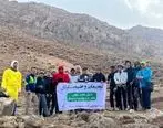 کوهپیمایی کارکنان شرکت پتروشیمی بندرامام در دامنه کلار چهارمحال بختیاری