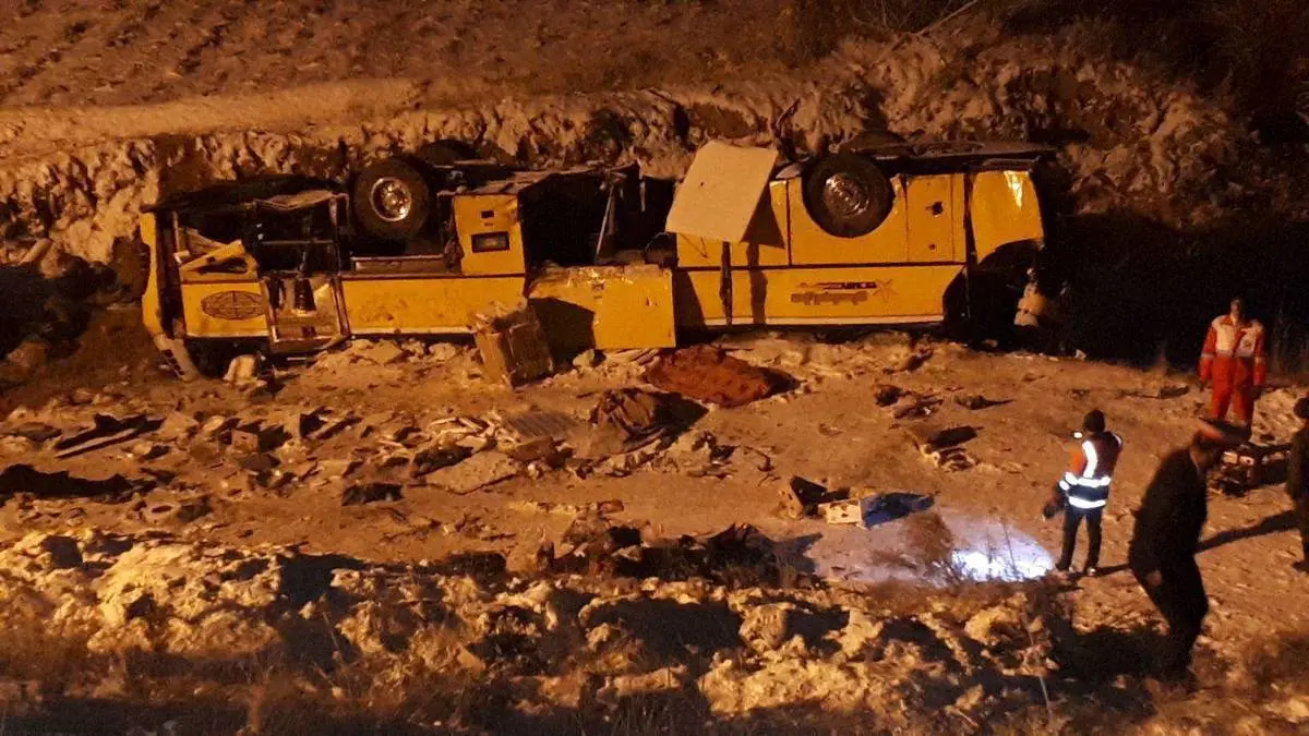 واژگونی اتوبوس در محور زنجان - تبریز/ ۱۸ نفر کشته و مصدوم شدند + اسامی