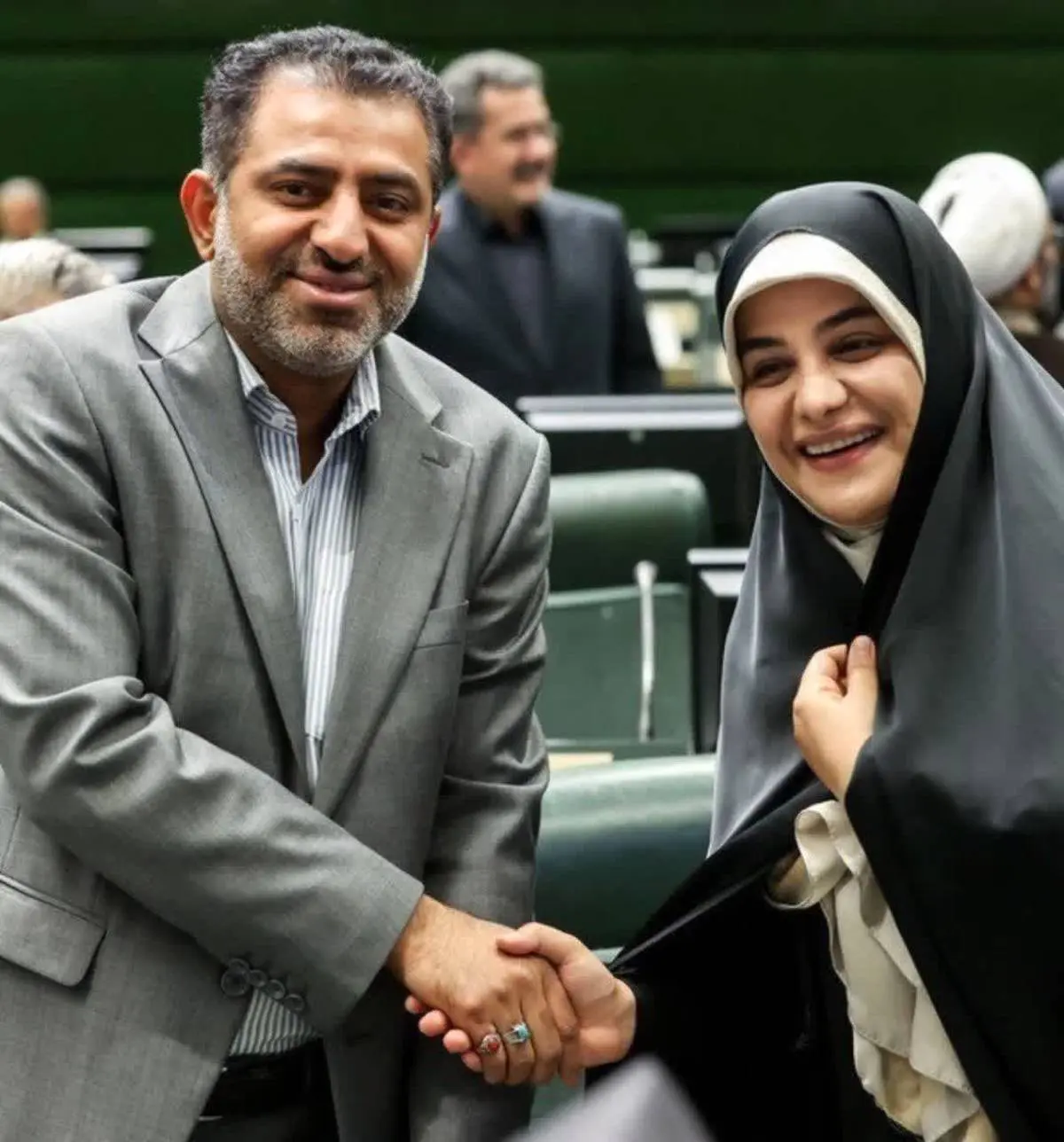 (عکس) دست دادن دو نماینده زن و مرد در مجلس شورای اسلامی ایران + ماجرای چیست؟