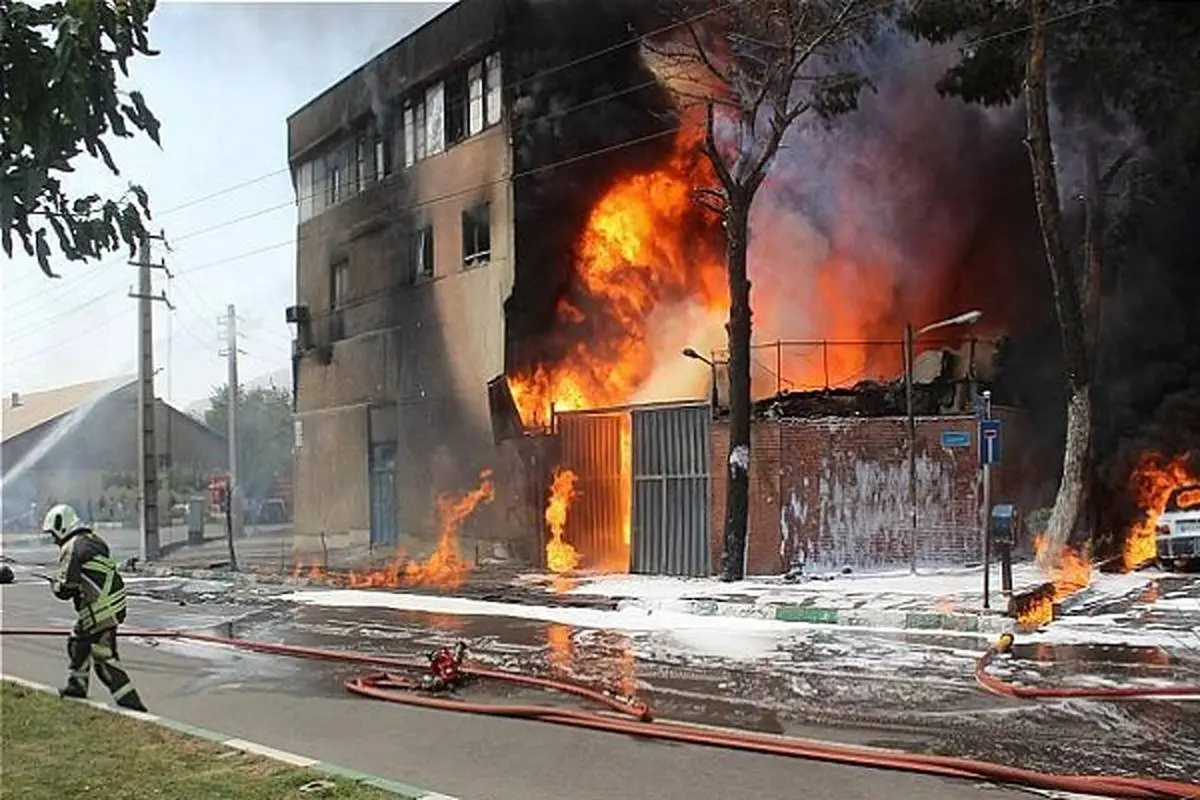 آتش‌سوزی در کارخانه نگهداری مواد نفتی