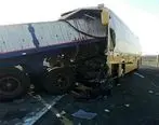 واژگونی یک اتوبوس در برخورد با تریلی