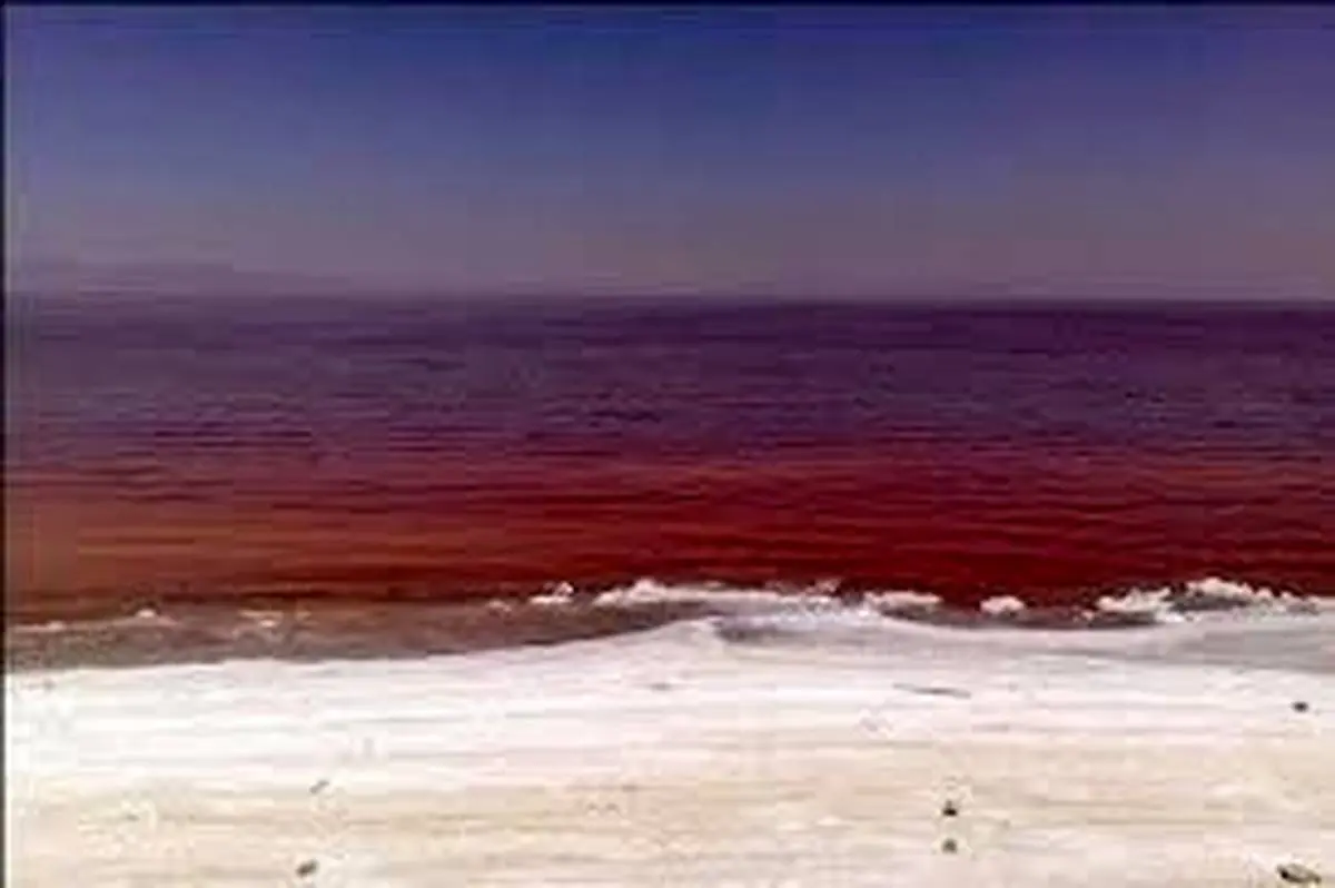 دریاچه نمک قم سرخ شد