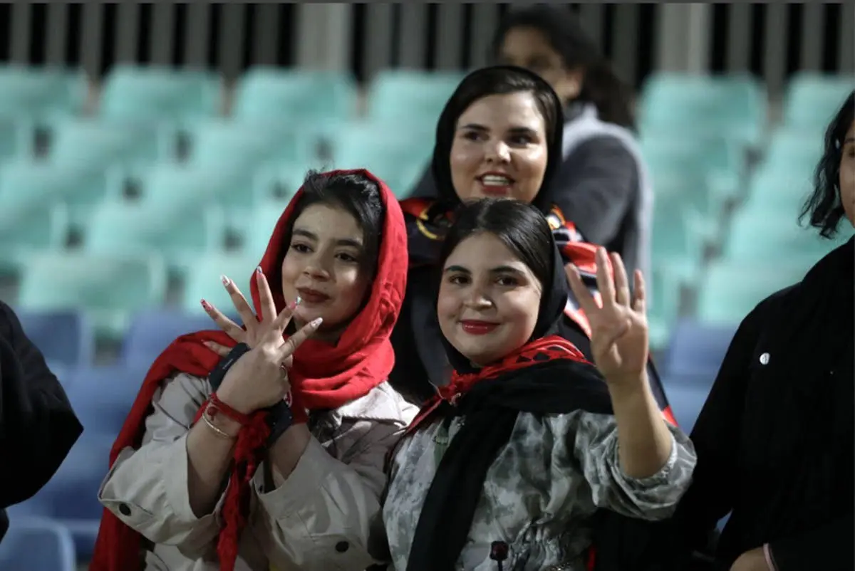 زنان ایرانی بالاخره به آرزویشان رسیدند| زنان برای اولین بار در تمرین پرسپولیس حاضر شدند (عکس)