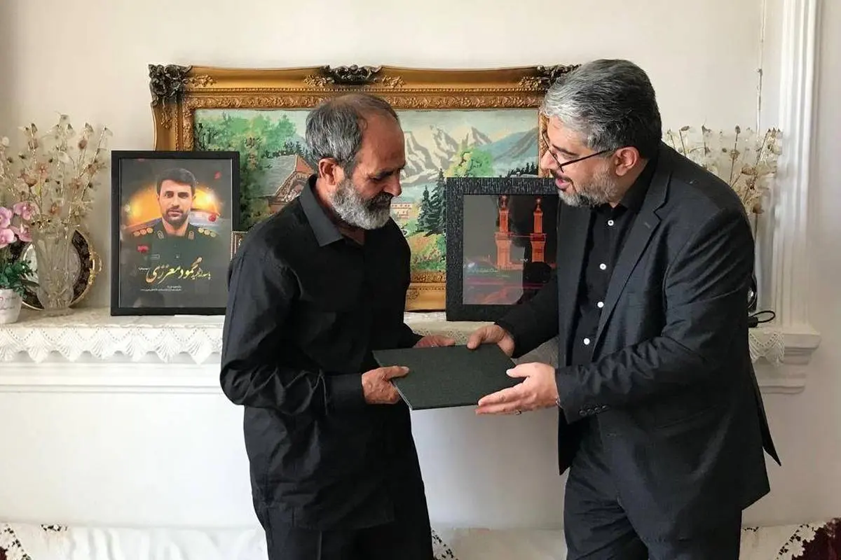 دیدار مدیرعامل فروشگاههای زنجیرهای شهروند با خانواده شهدای جنگ ۱۲ روزه/ ادای احترام به قهرمانان وطن
