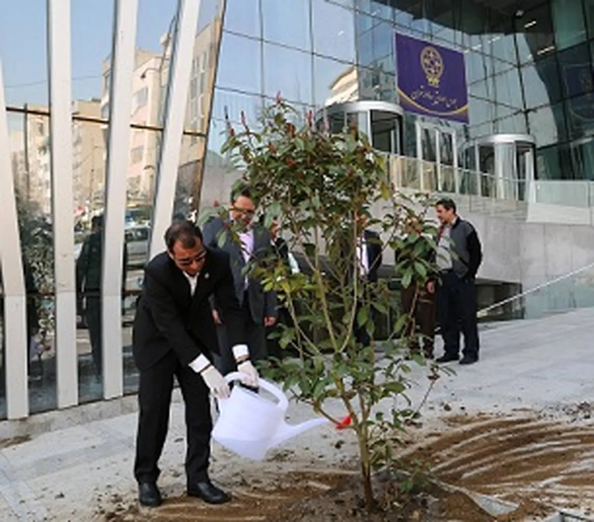  کاشت نهال توسط مدیرعامل بورس تهران در آستانه روز درختکاری 
