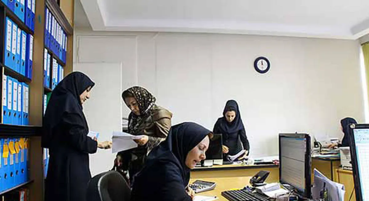 زنان در ایران ۱۳ ساعت کمتر از مردان کار می‌کنند