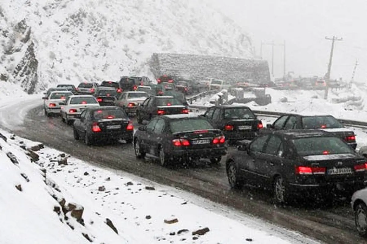 بارش برف و باران در جاده‌های 4 استان کشور/ ترافیک سنگین و پرحجم در هراز و چالوس
