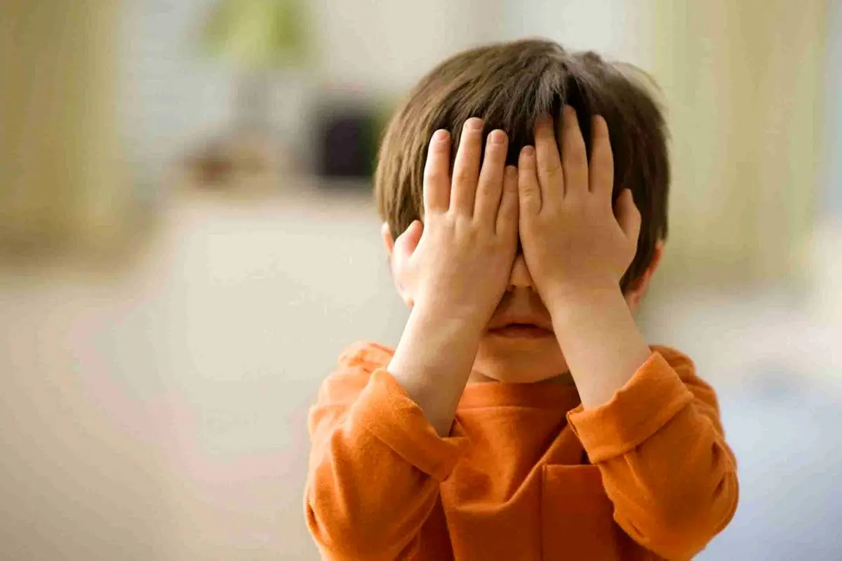 چگونه مانع خجالتی شدن بچه ها بشویم؟ | به فرزندخود بر چسب خجالتی یا کم رو بودن نزنید