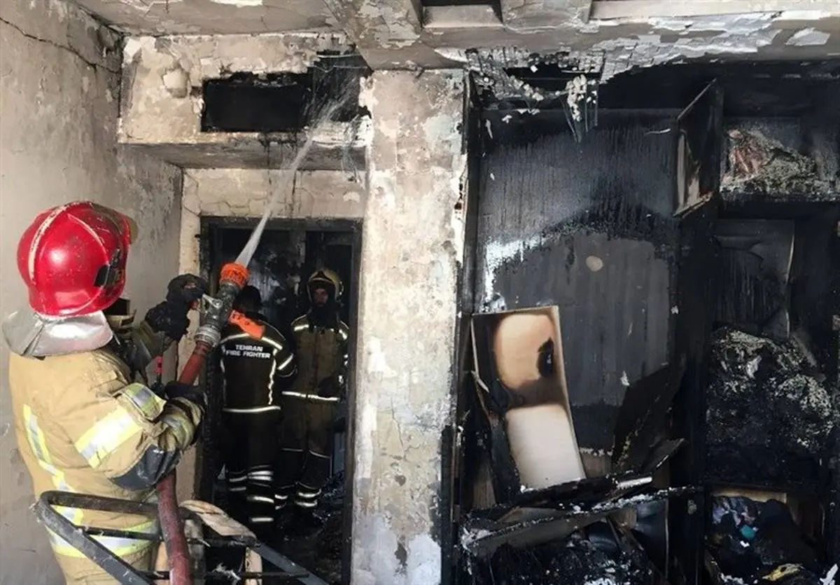 نجات زن جوان پس از آتش‌سوزی در اتاق‌خواب + تصاویر