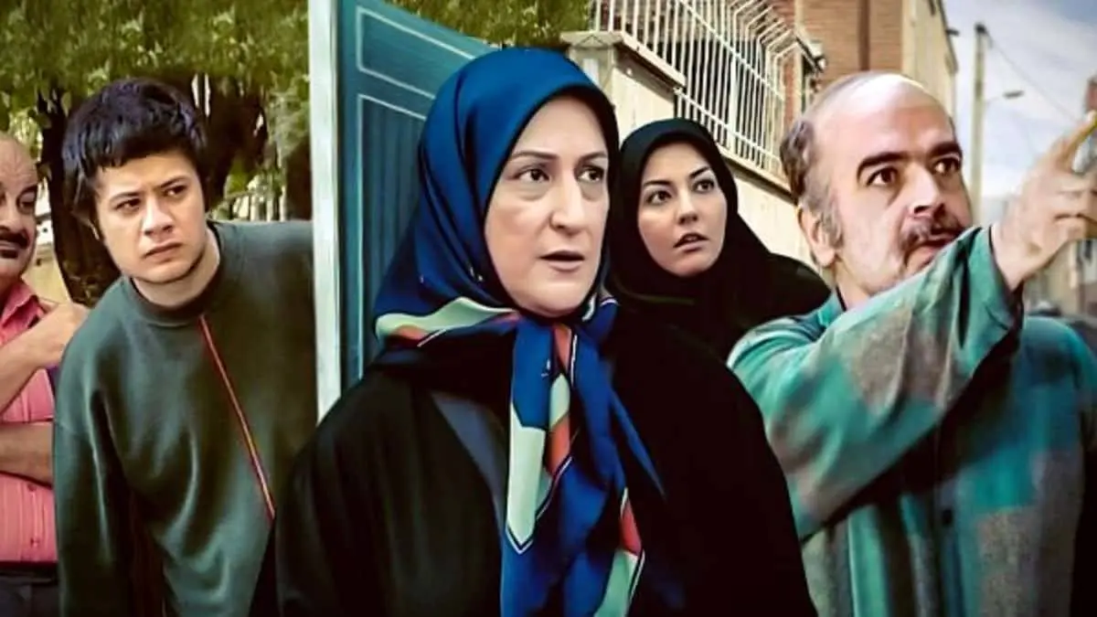 (ویدئو) سکانس خنده دار سریال خانه به دوش، دلداری دادن خواهر  علی صادقی  به او 