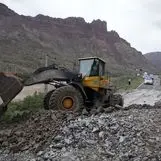 تداوم عملیات بازگشایی مسیر جاده کلیسا / مسافران گرفتار اسکان اضطراری یافتند