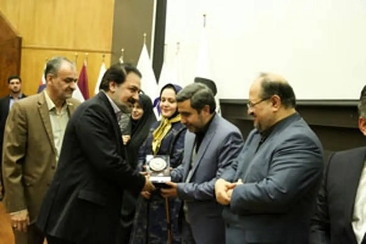اختصاص لوح جایزه مسئولیت های اجتماعی به شرکت فولاد آلیاژی ایران
