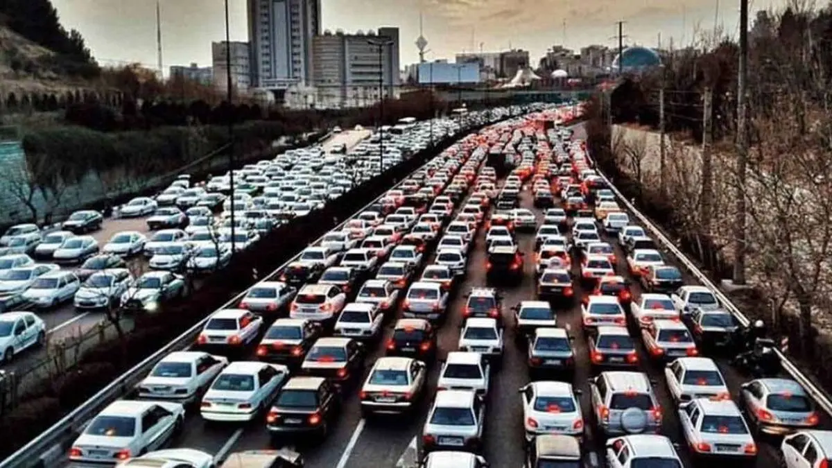 تهرانی‌ها سالانه 300 ساعت در ترافیک‌ می مانند