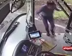 لحظه پرت شدن راننده اتوبوس به بیرون در جاده لغزنده! + فیلم