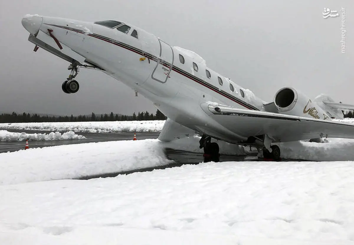 سنگینی برف هواپیما را به پایین کشید! + عکس