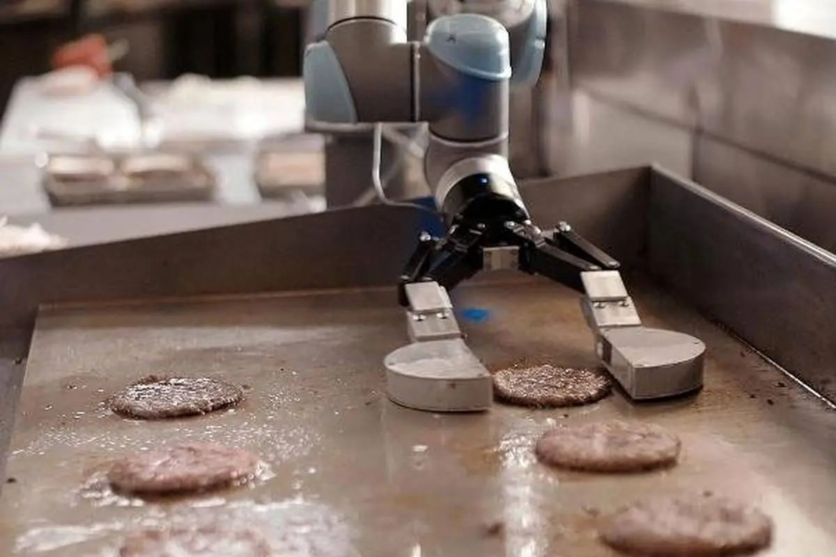 ربات همبرگرپز از راه رسید