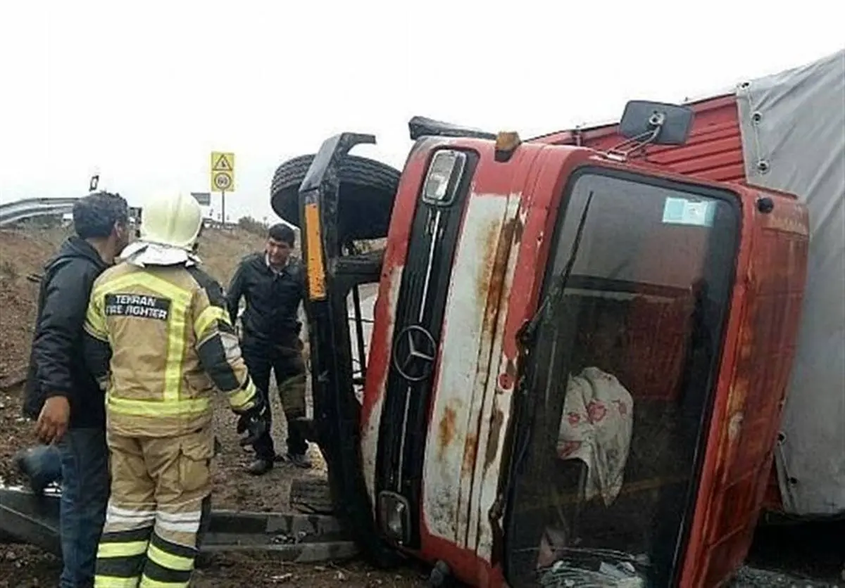 سقوط کامیونت از روی پل در کمربندی تهران