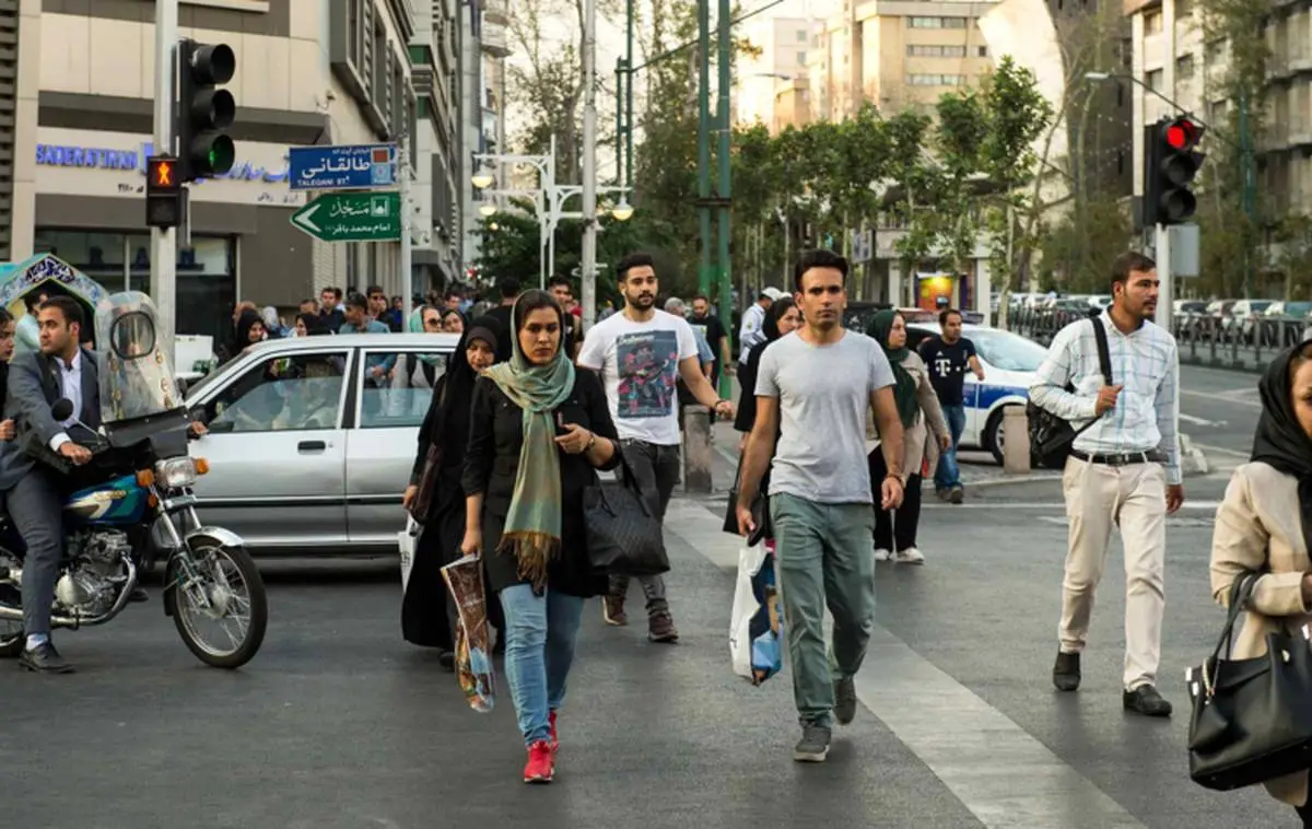چرا ایرانی‌ها زیاد کار می‌کنند و کم پول در می‌آورند؟