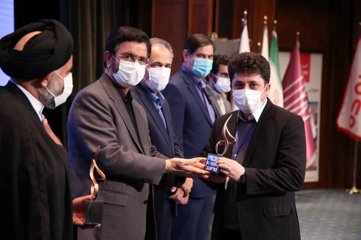 اهدای نشان لیاقت مدیریت ایران در جشنواره فجر مدیریت ایران به دکتر معروفخانی