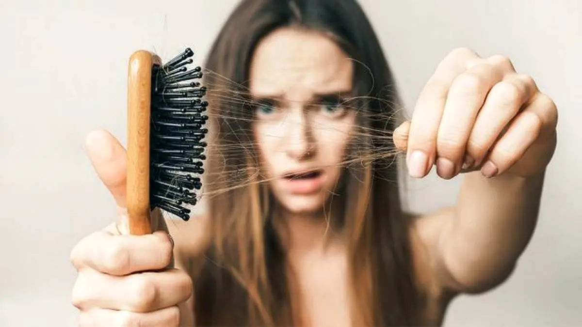 دلایل شایع ریزش مو در زنان و نحوه تشخیص و درمان چیست؟ 