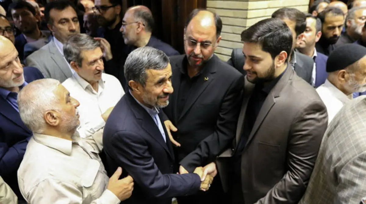 فیلم /احمدی نژاد در مراسم ختم پدر وحید حقانیان