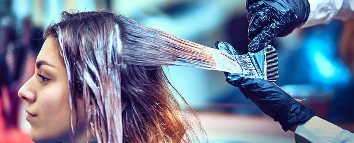 استفاده مکرر از رنگ مو احتمال ابتلا به سرطان سینه را در زنان بالا می برد