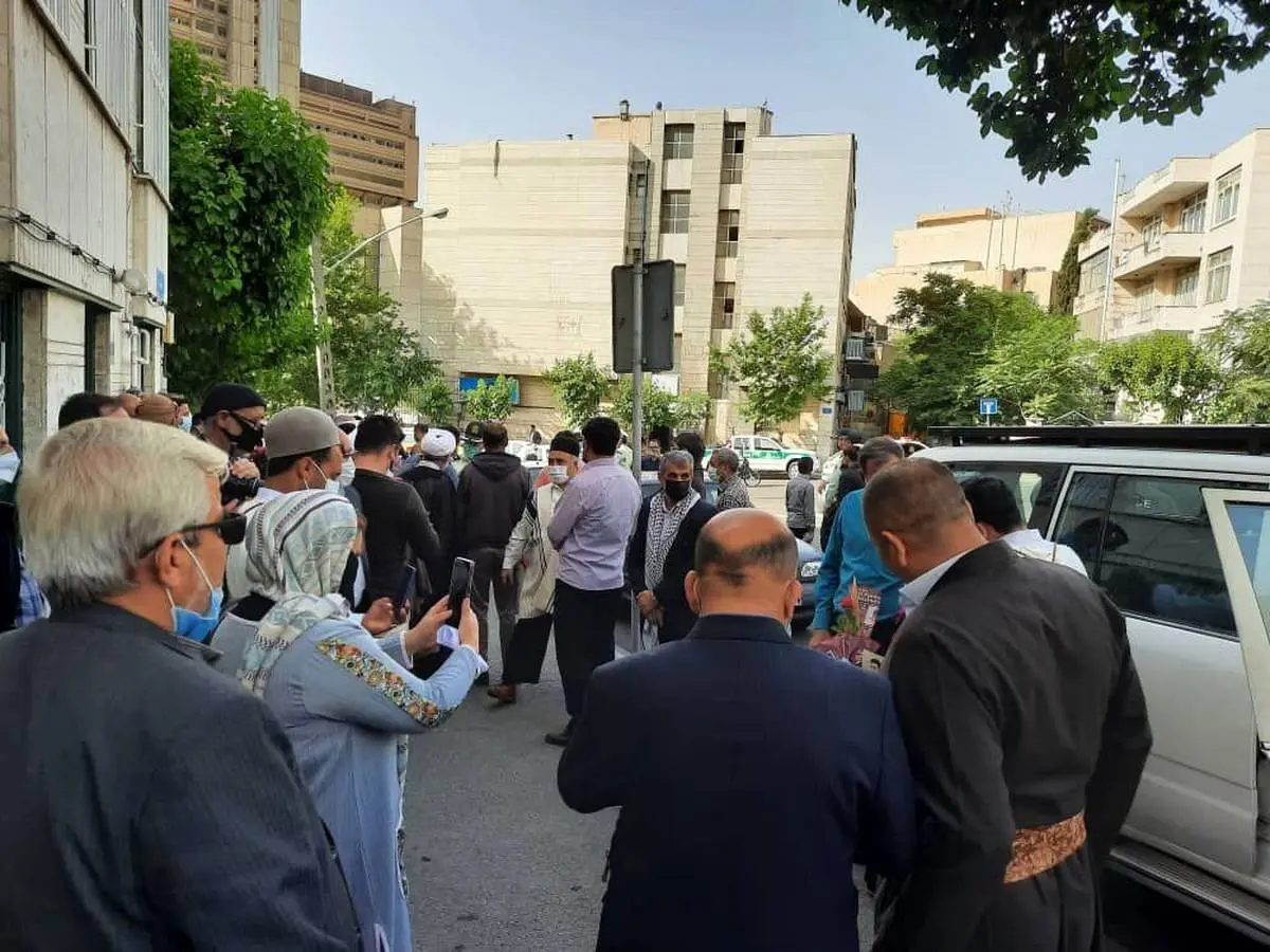 تجمع هواداران احمدی نژاد مقابل منزلش در نارمک + عکس