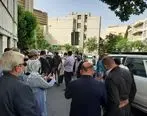 تجمع هواداران احمدی نژاد مقابل منزلش در نارمک + عکس