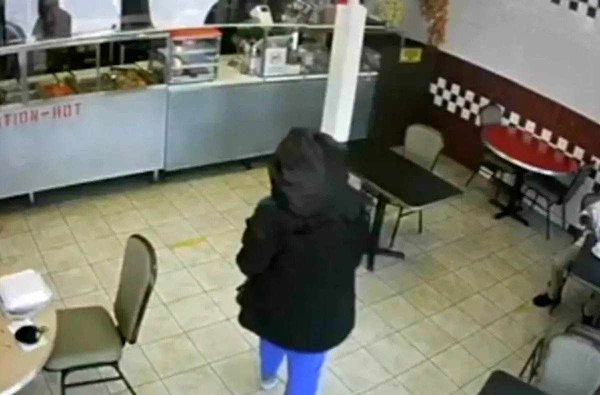مادر 14 ساله نوزادش را با بند ناف در رستوران رها کرد!