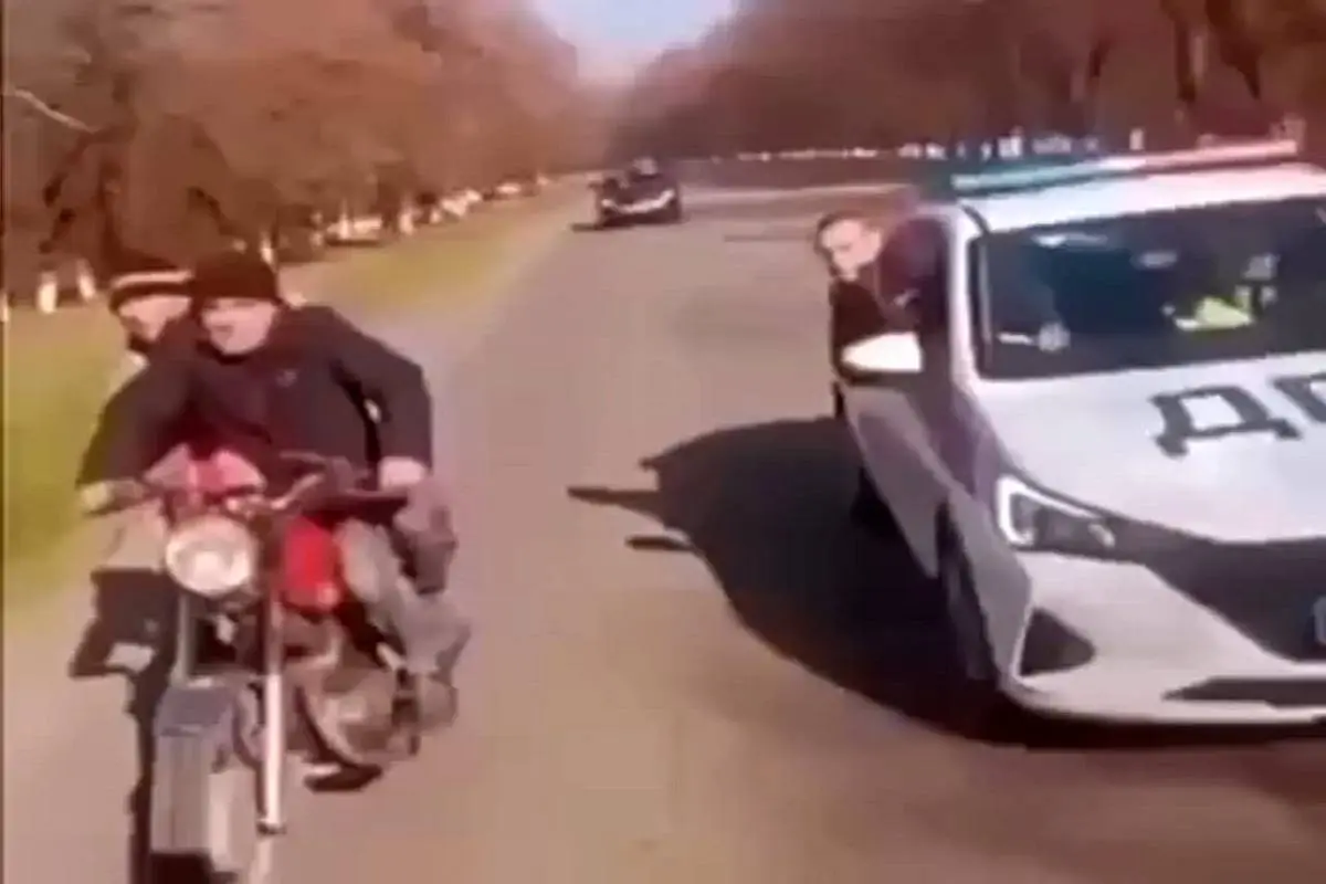 فرار موتورسوار خونسرد از تعقیب توسط پلیس در خیابان + فیلم