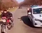 فرار موتورسوار خونسرد از تعقیب توسط پلیس در خیابان + فیلم