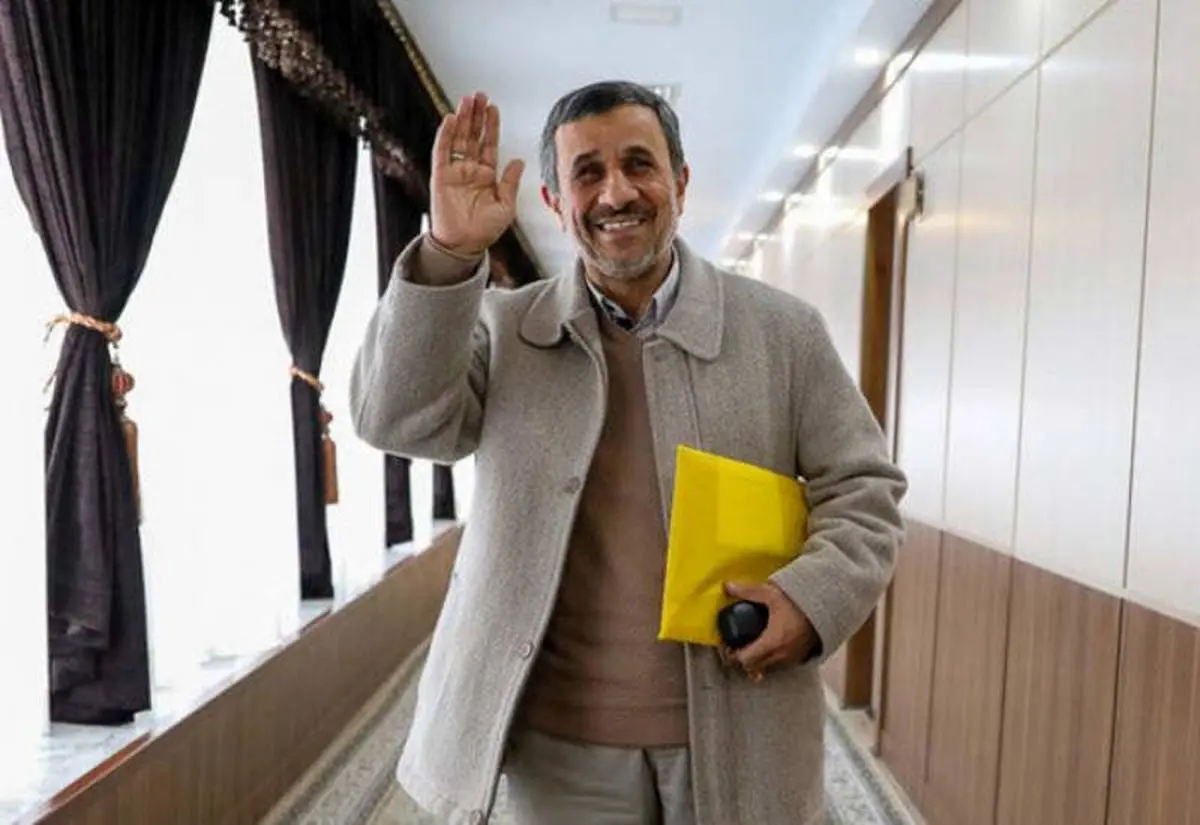 محمود احمدی‌نژاد وارد وزارت کشور شد