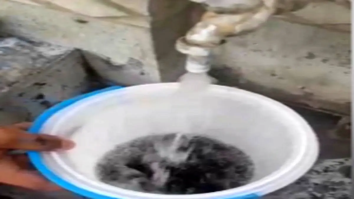 آب آشامیدنی سیاه رنگ با بوی فاضلاب! + فیلم