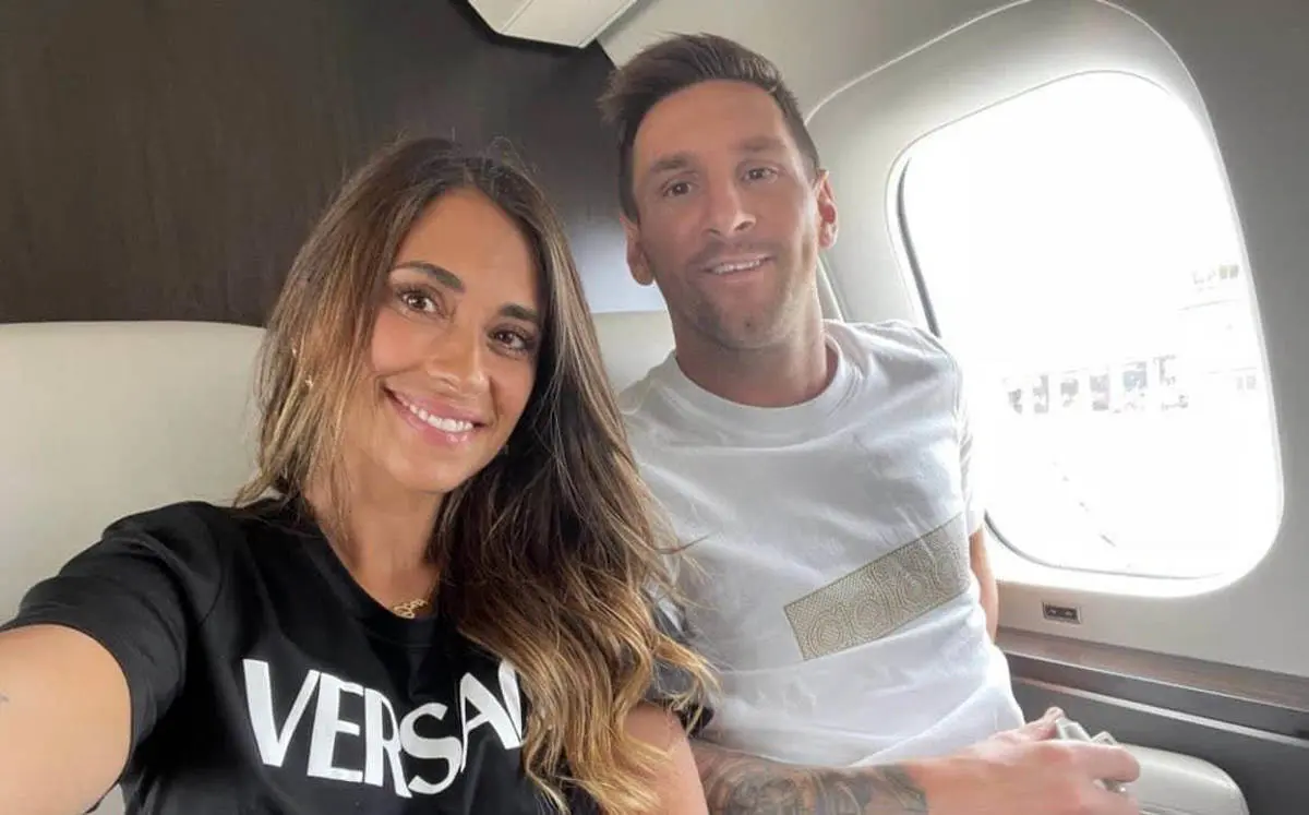مسی و همسرش در هواپیمای شخصی در راه پاریس + عکس