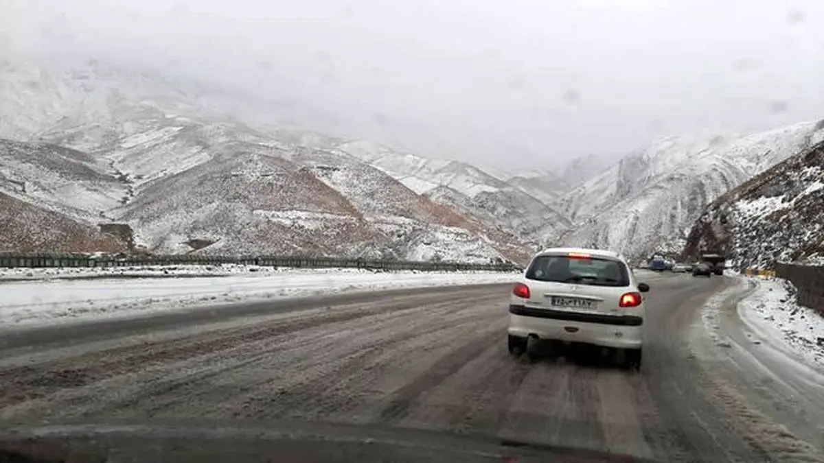 بارش باران و برف در جاده‌های ۱۴ استان کشور