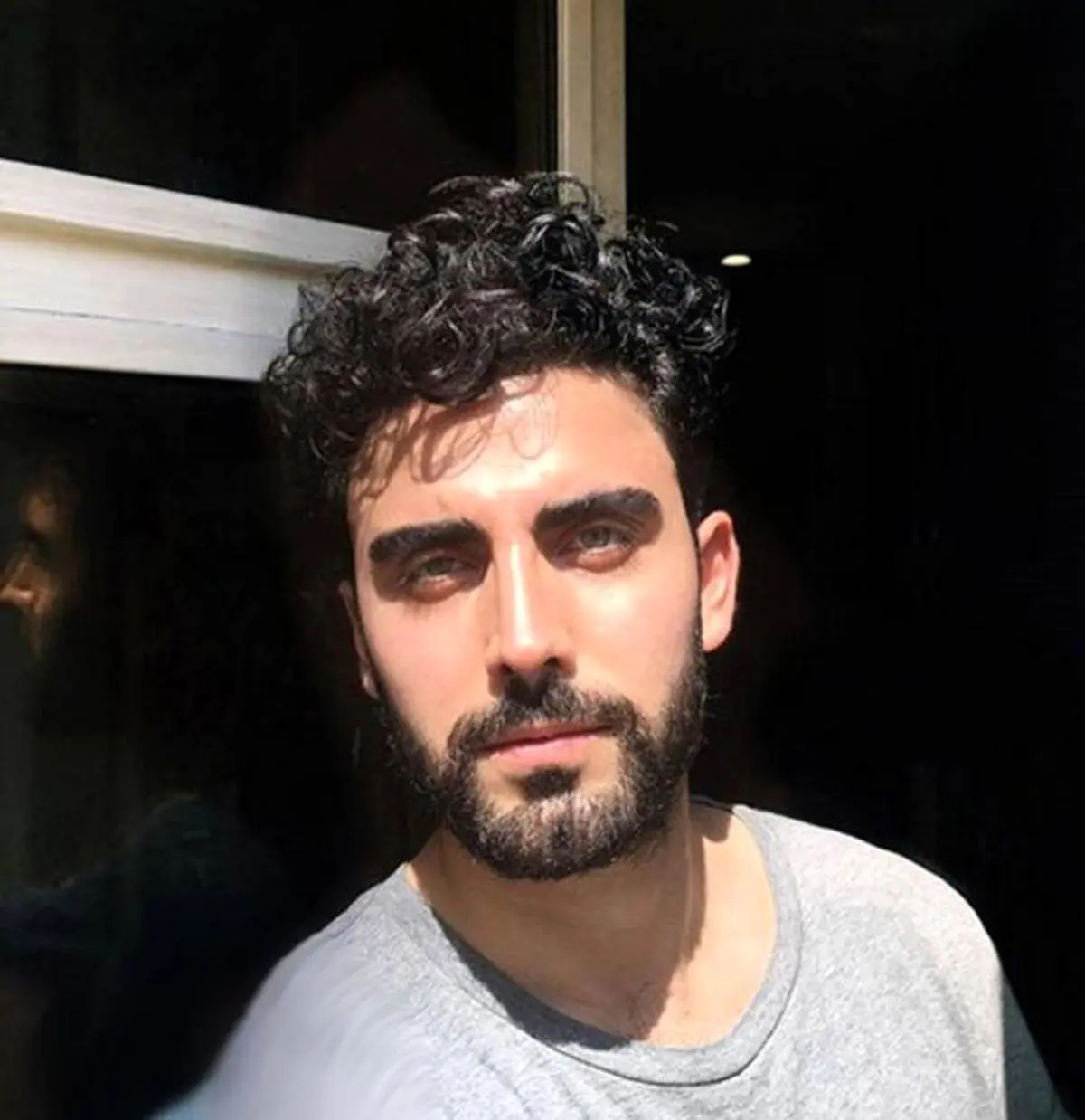 محمد صادقی تغییر جنسیت داد | اولین عکس از پوشش عجیب اقای بازیگر در خیابان
