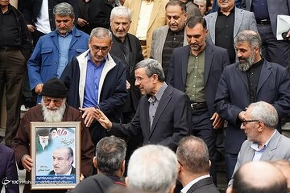 عکس جالب از رئیس جمهور اسبق ایران|محمود احمدی نژاد زیر تابوت حمید بهبهانی