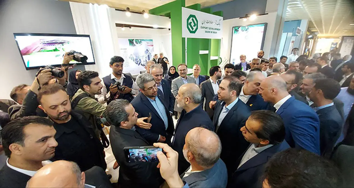 بازدید وزیر کشور از غرفه بانک توسعه صادرات ایران در نمایشگاه صادرات به پاکستان

