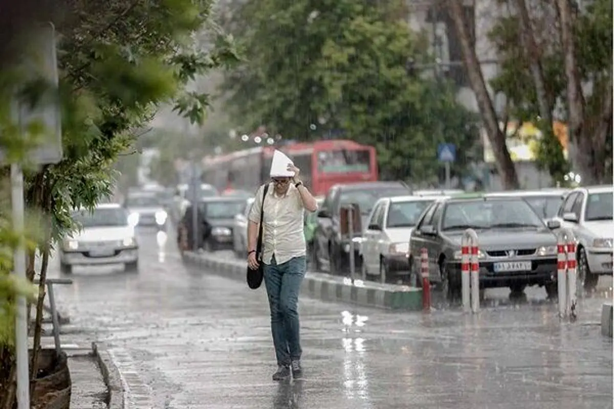 رگبار و رعد و برق در تهران منجر به آب‌گرفتگی شد