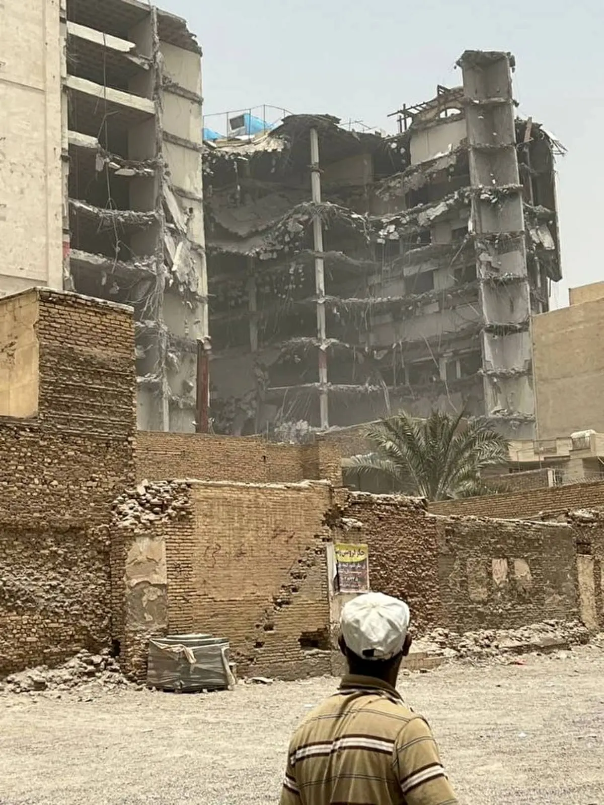ببینید | فیلم حمله به شهردار آبادان در محل ریزش برج متروپل