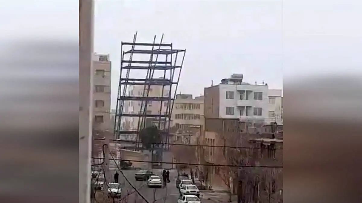 سقوط اسکلت ساختمان در مشهد حادثه ساز شد + فیلم