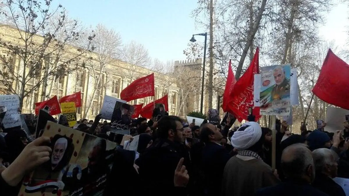 برگزاری تجمع اعتراض به سخنان ظریف مقابل وزارت خارجه + عکس