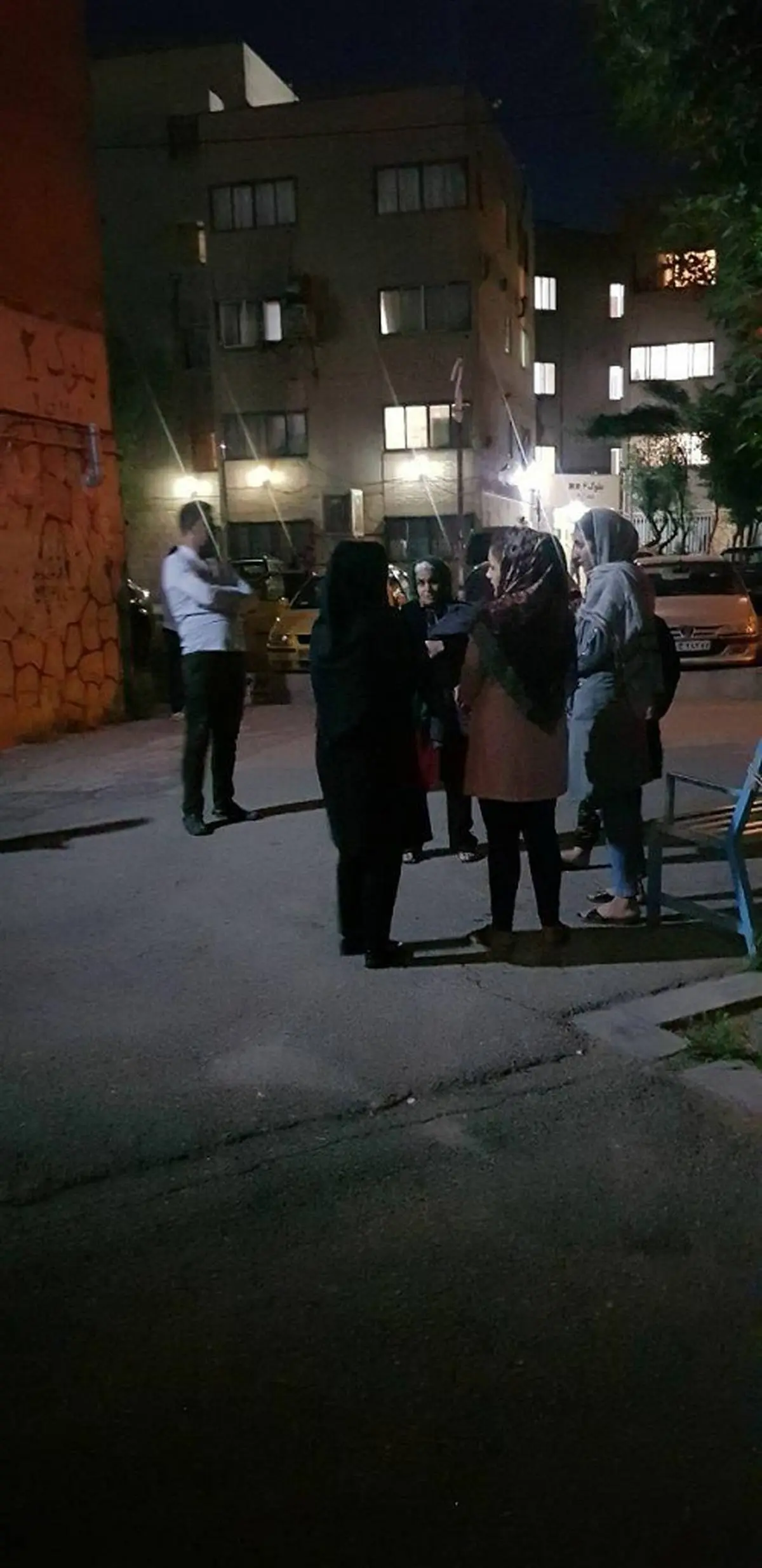 خروج مردم تهران از خانه‌ها در پی بروز زلزله + تصاویر